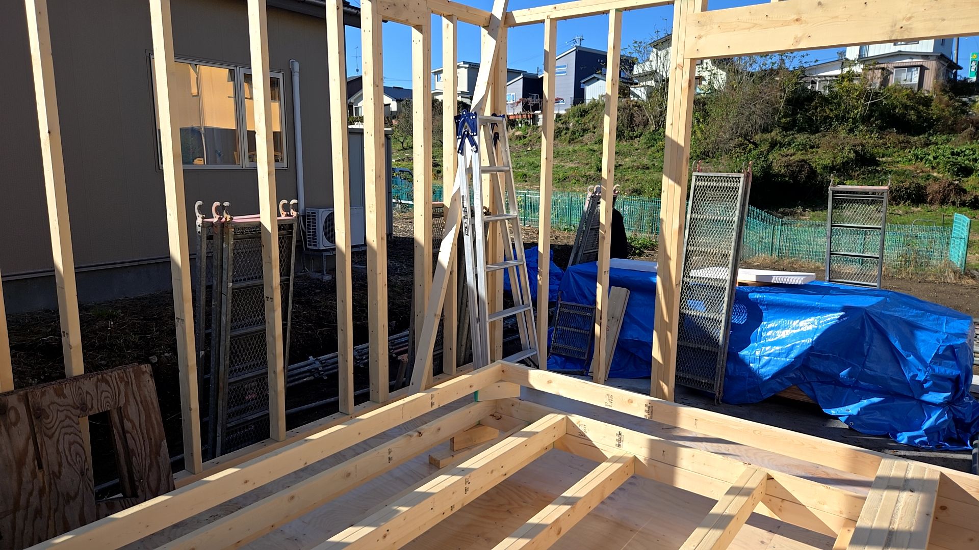 開口部・梁の位置など、図面を確認しながら作業を進めています。