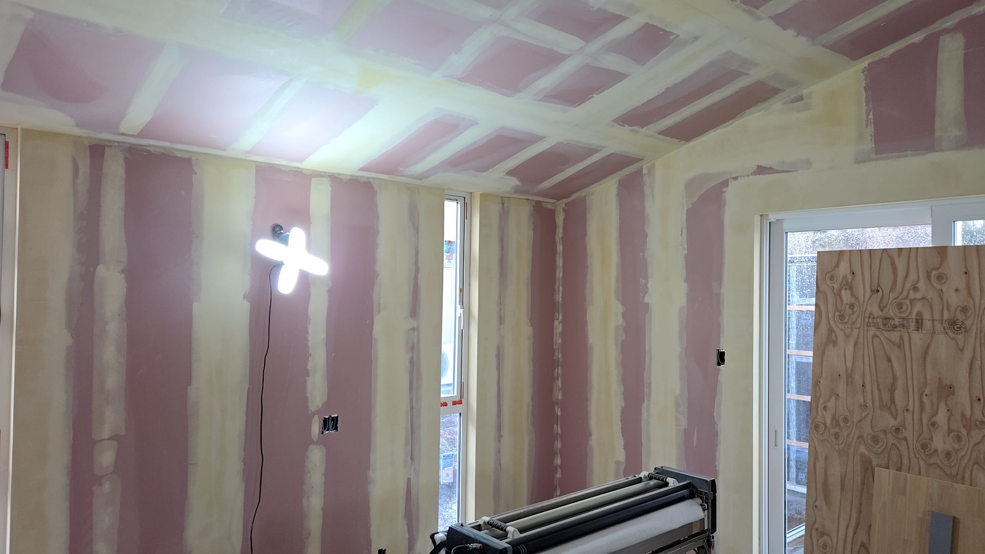 シワやヨレのでないよう、丁寧に作業が進められていきます。