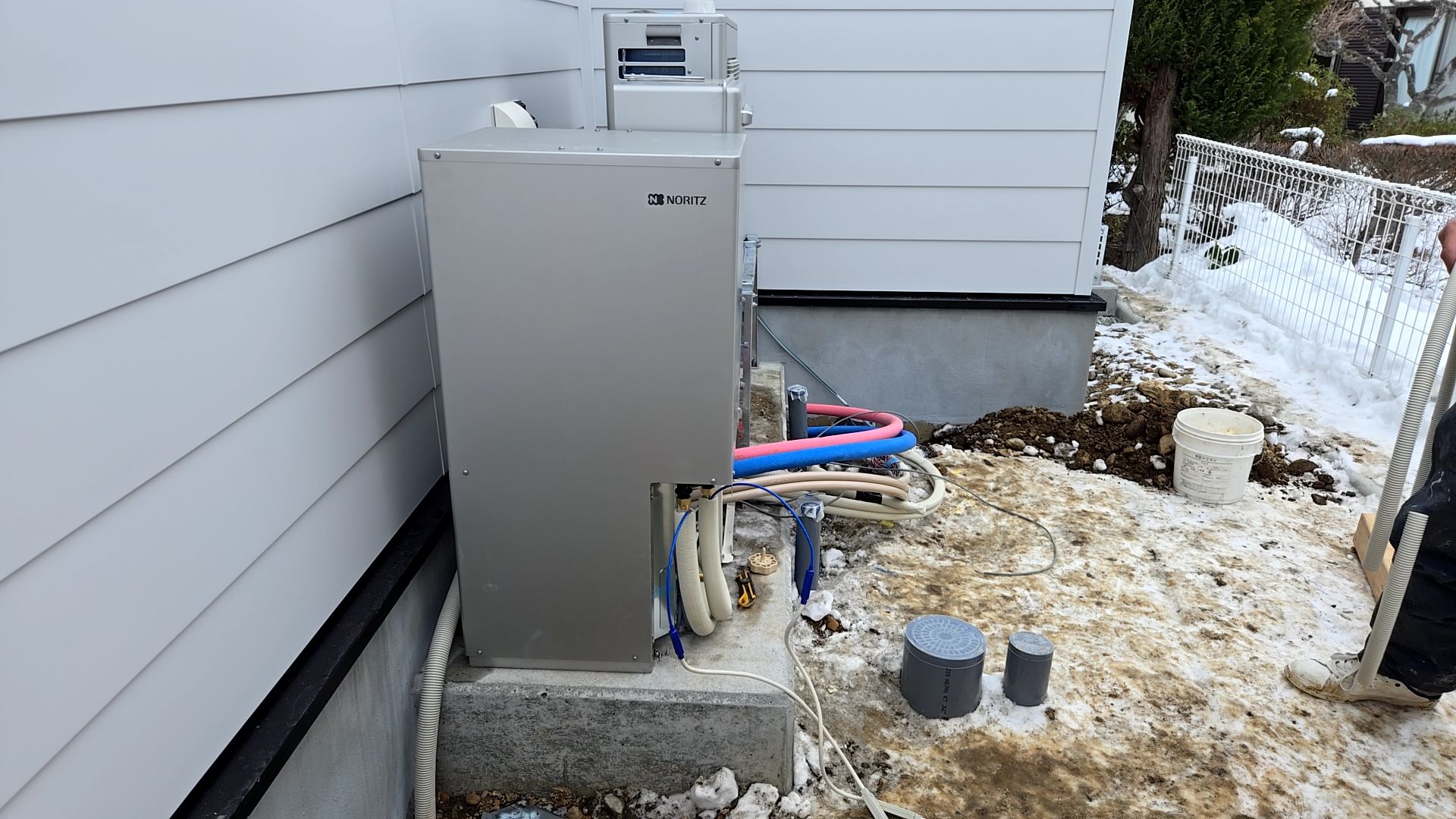 ガス業者によるガス給湯器の取り付け工事が行われております。