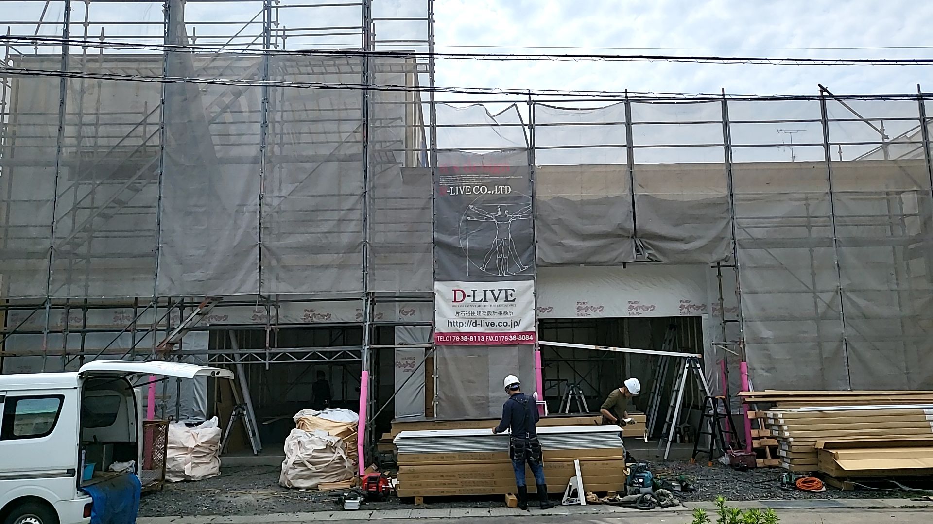 傷を付けないよう丁寧に張っていきます。