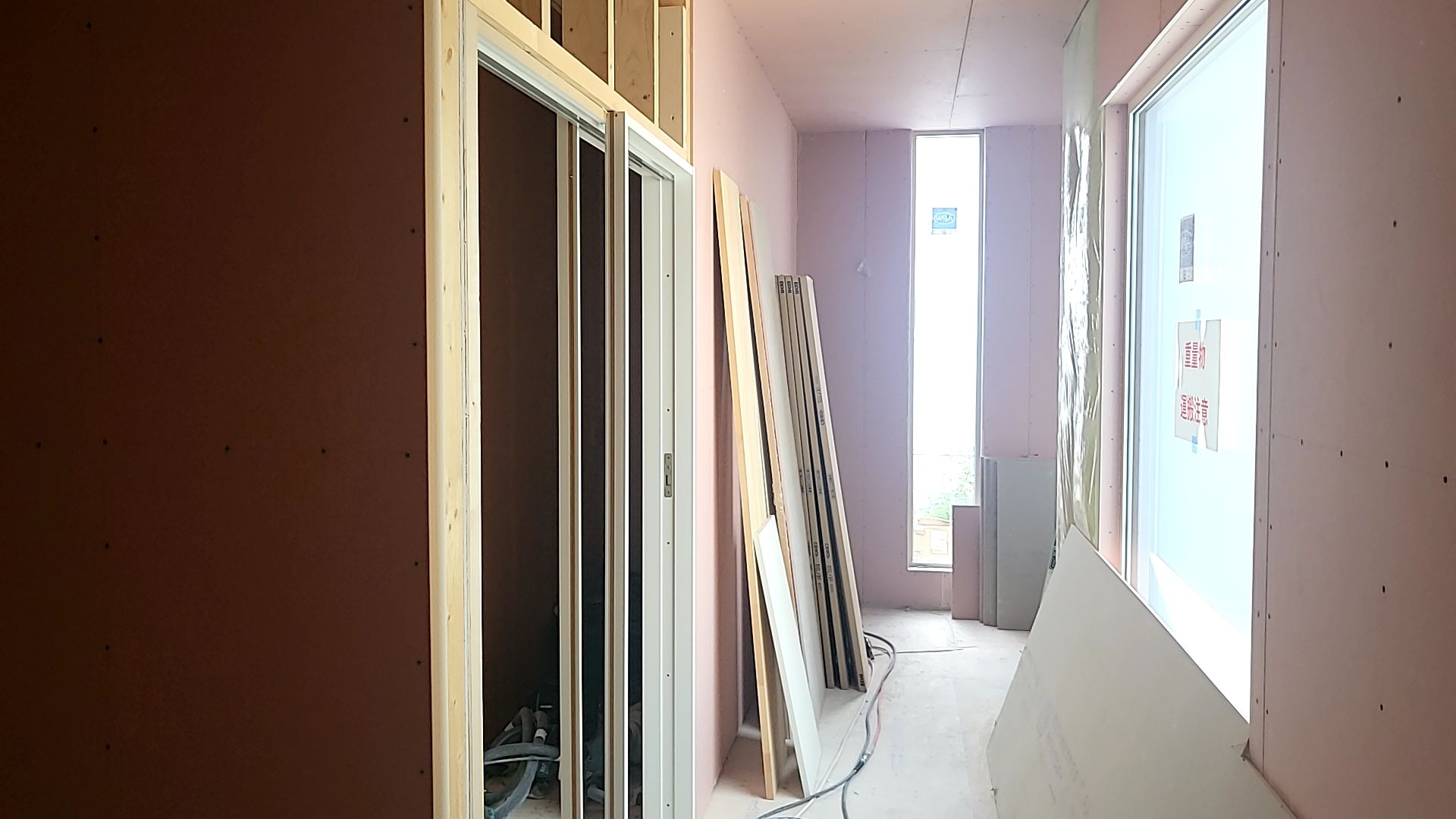 引き続き内部造作工事が進められております。