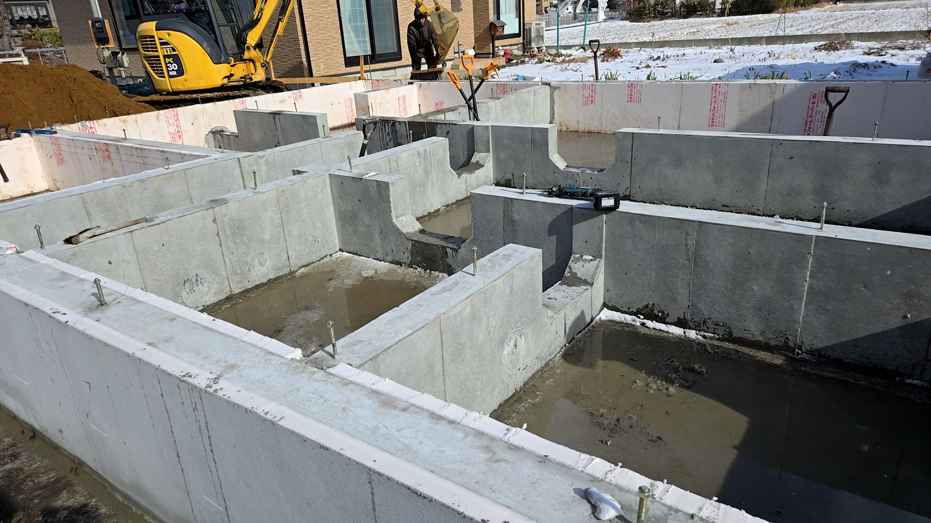 図面を確認し、ポーチ・機械台の幅や高さを正確に施工していきます。