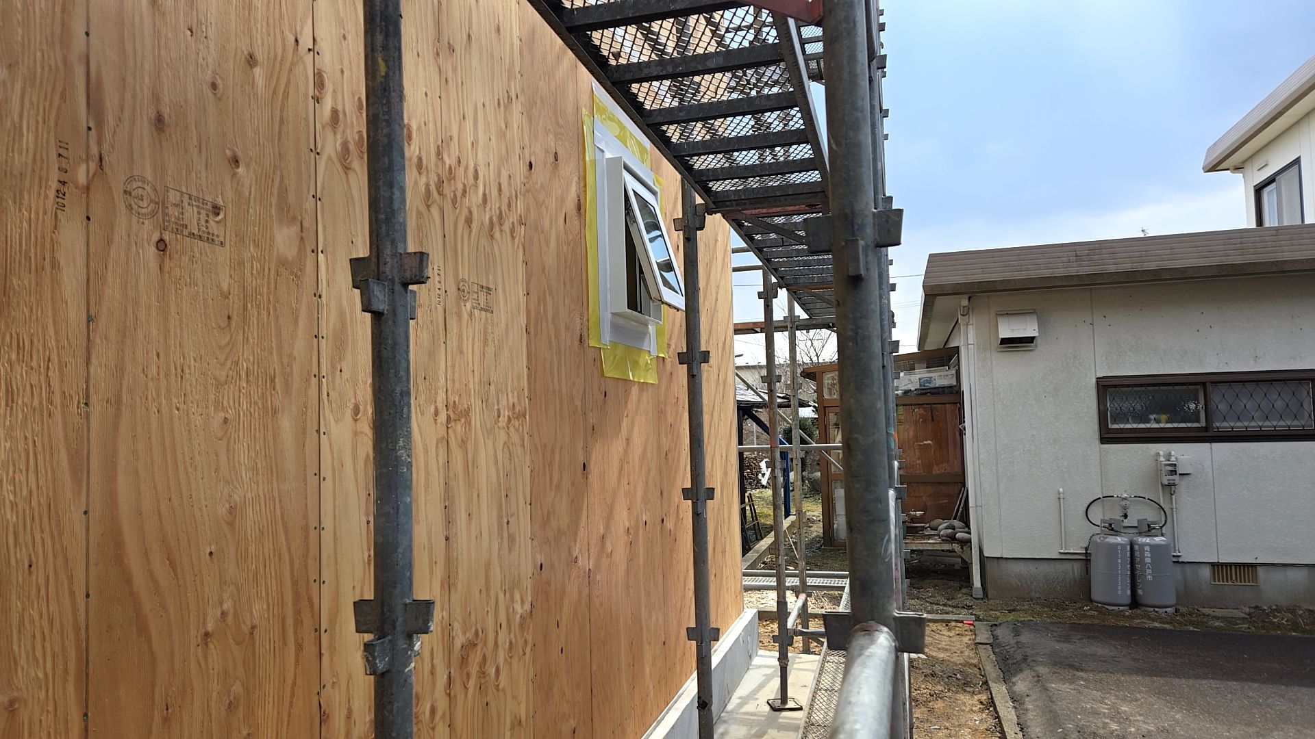 図面を確認しながらサッシを取付けております。