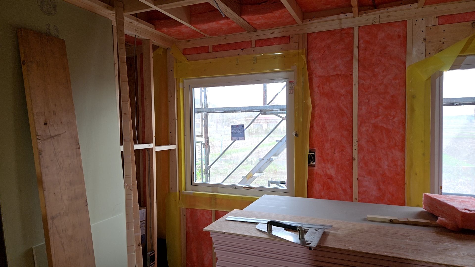 図面・仕様を確認しながら、施工を進めています。