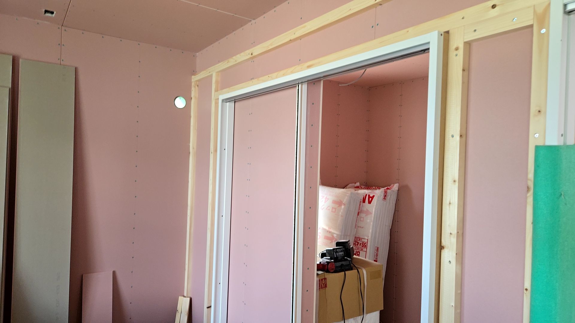 ボードが貼られている様子です。