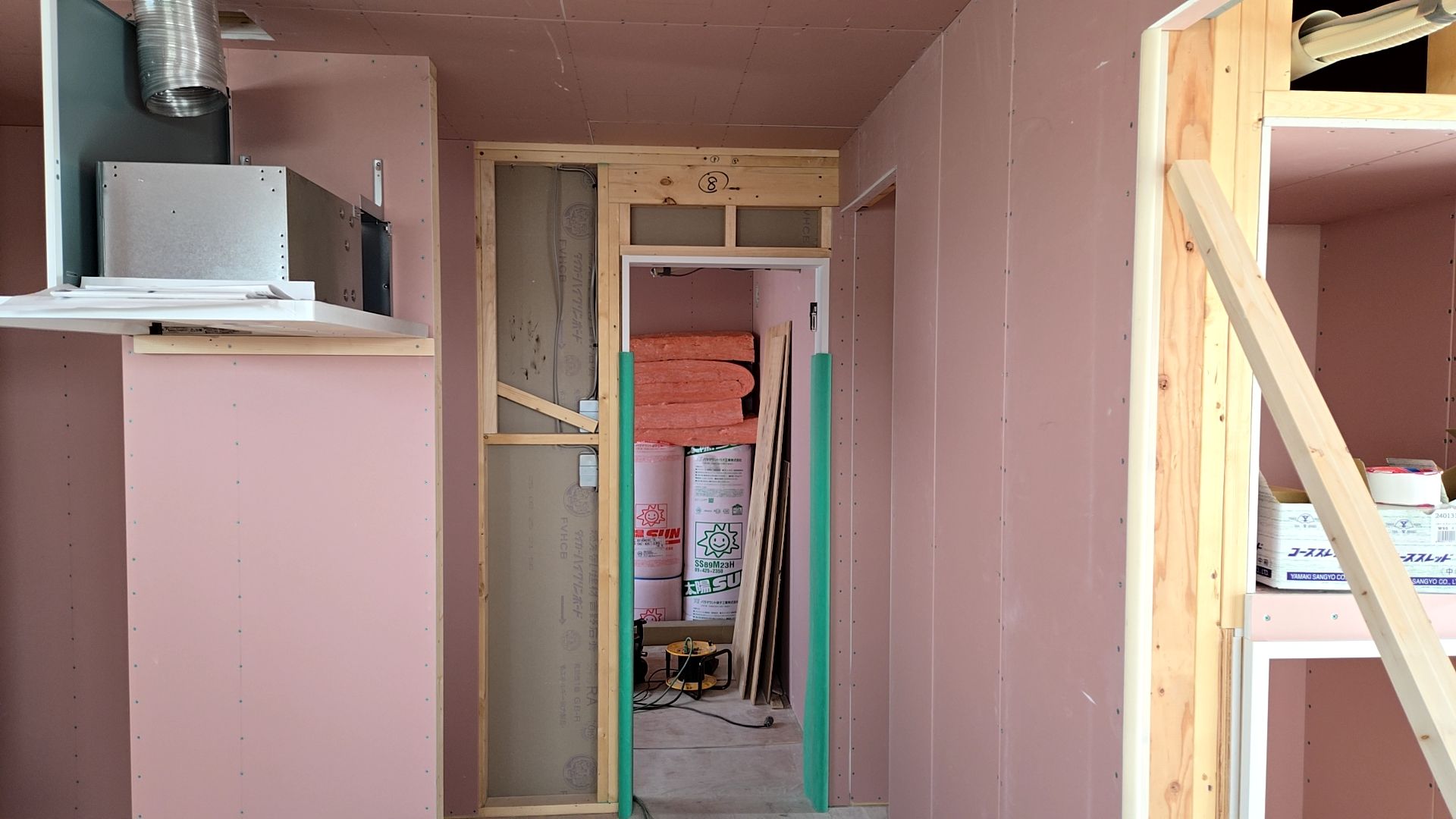 収納棚の取り付けの打合せを行いました。