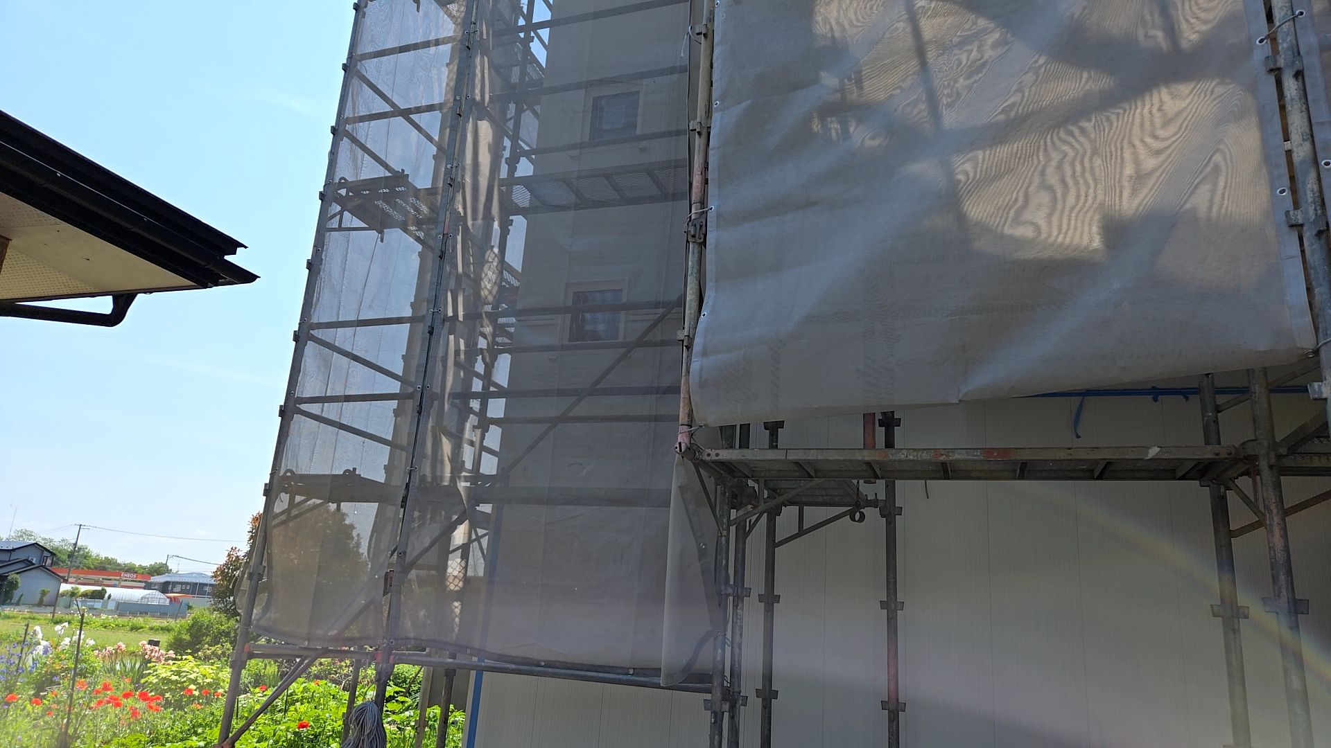 足場の解体が行われる予定です。