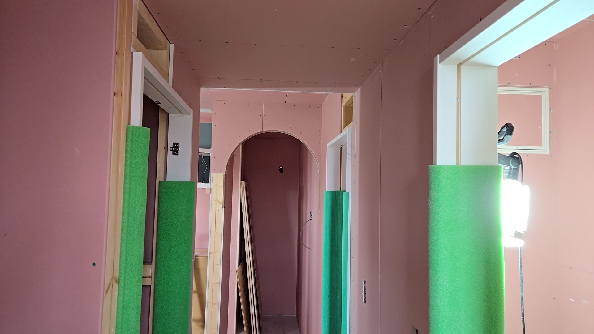 下地造作工事の様子です。ボード張りが行われている様子です。