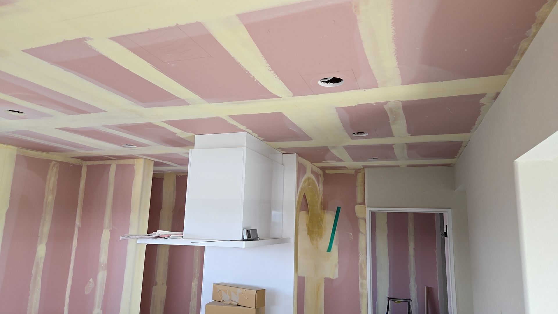 クロスを貼ったときに、凹凸が出ないようムラなくきれいに下処理を行っております。　