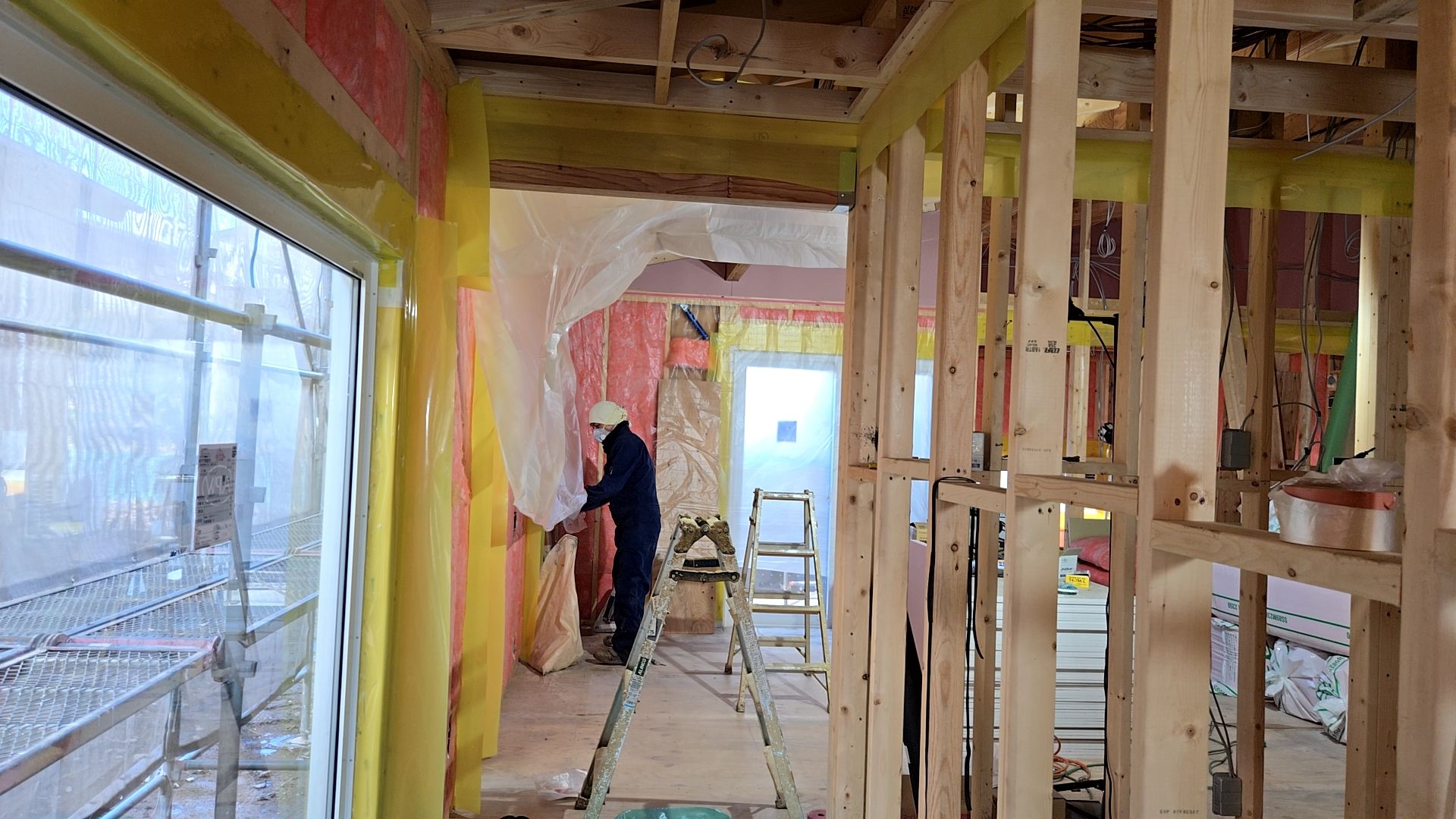 これより断熱業者による一部断熱の吹き付けが行われていきます。