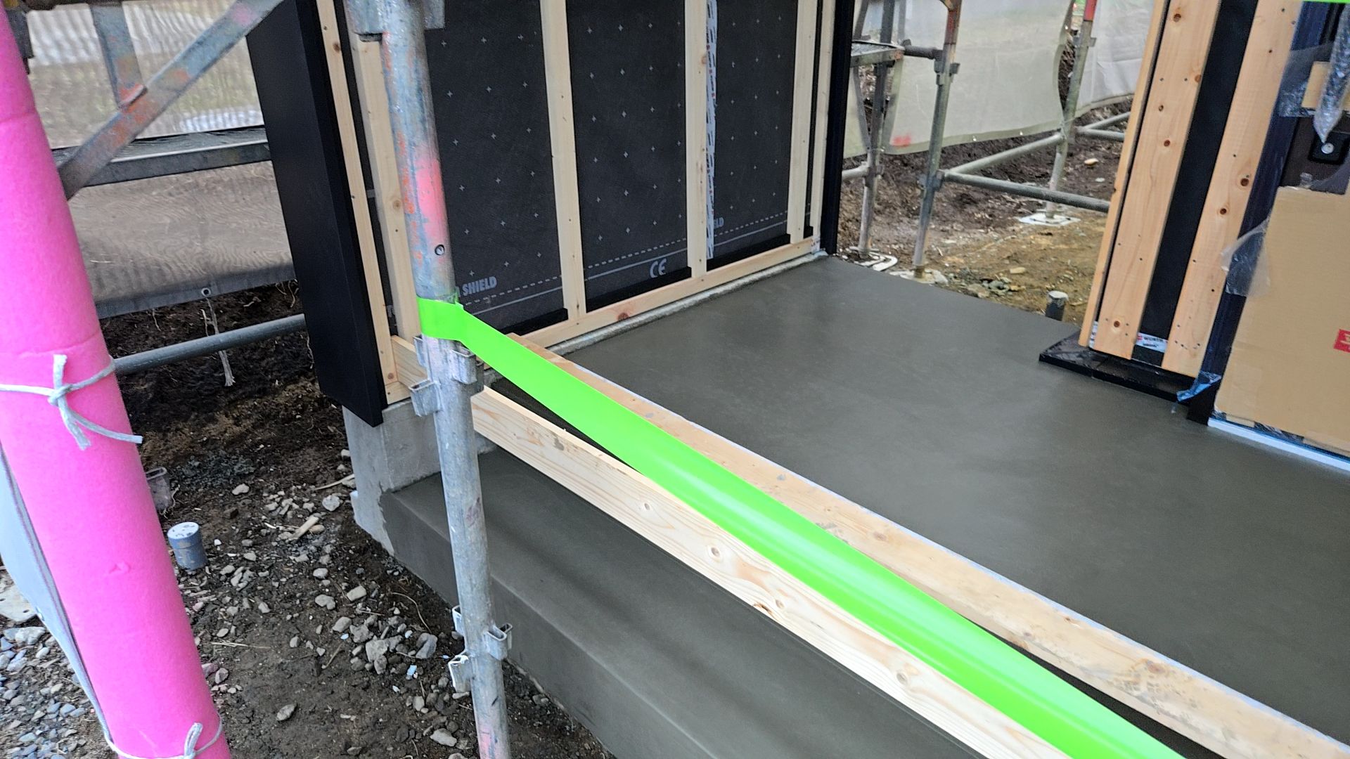 左官業者によるポーチ部分のモルタル仕上げが行われております。不陸のないよう丁寧に施工しております。