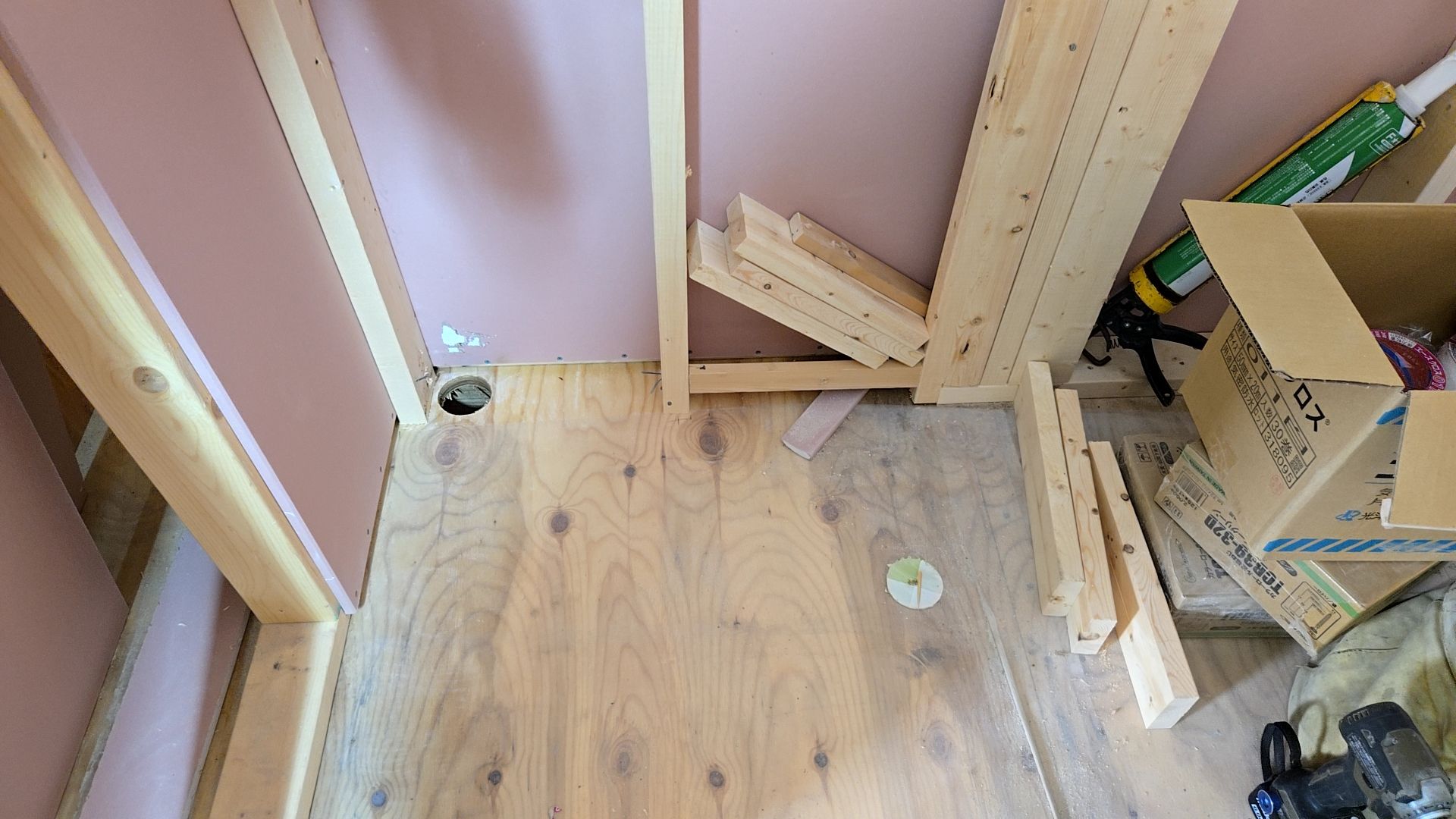 空調業者による内部配管工事の様子です。図面を確認し、配管の位置など間違いのないよう施工しています。