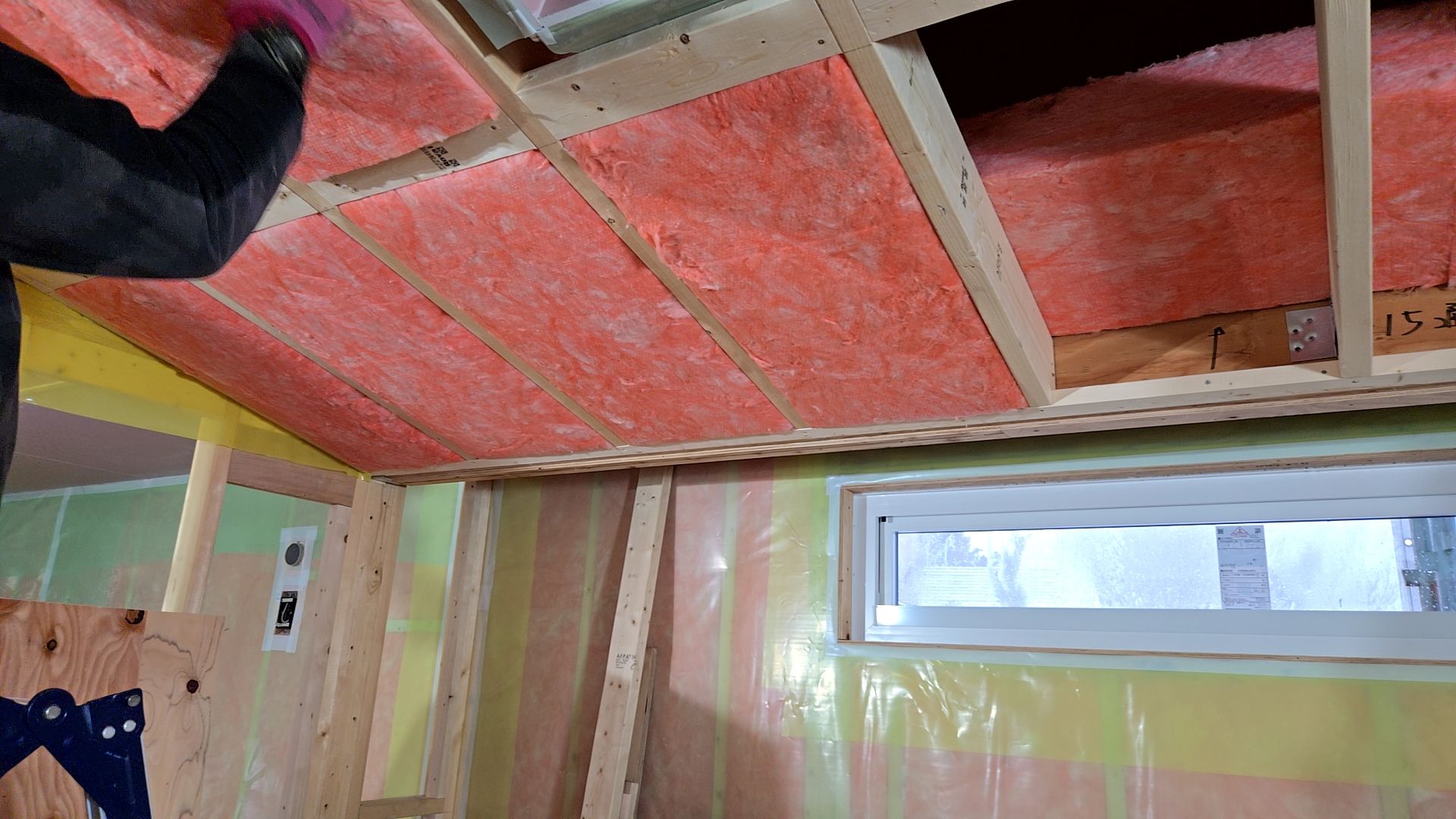 建築による内部充填工事の様子です。隙間のないよう丁寧に充填作業を行っています。