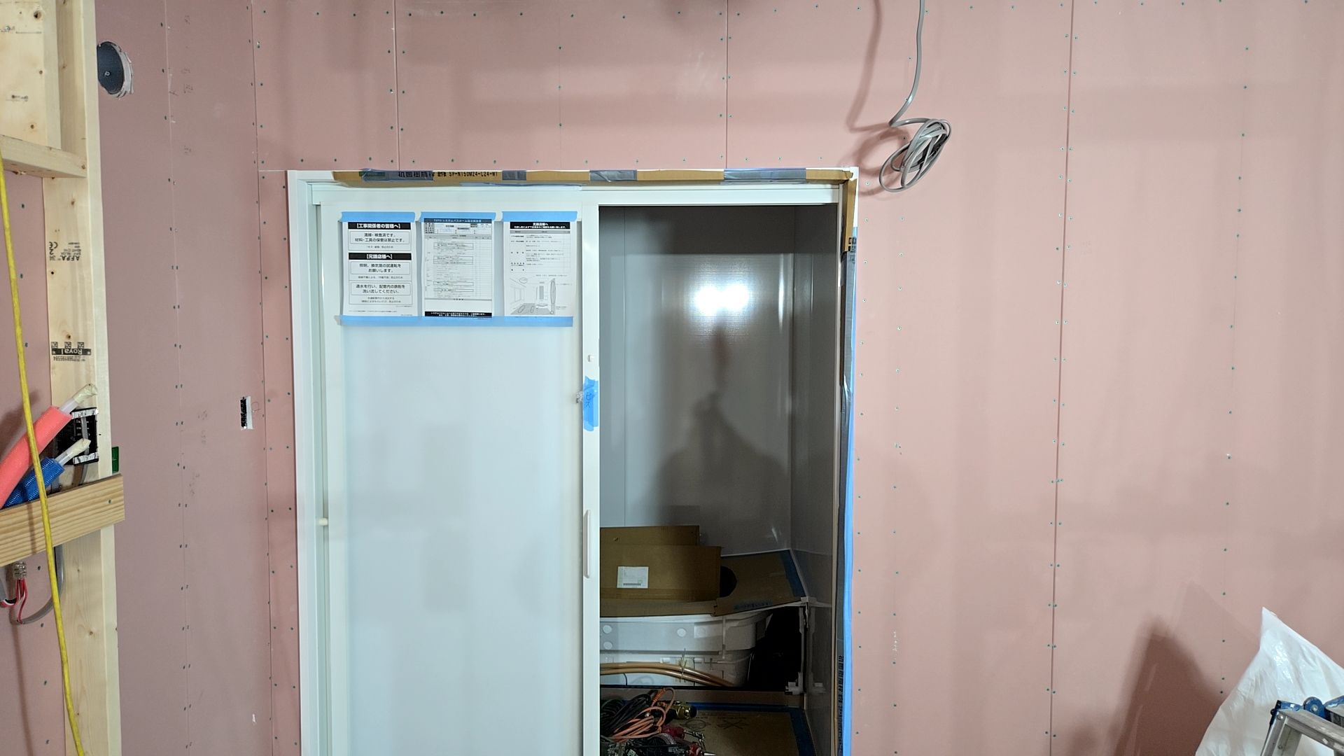 壁のボード貼りが行われました。