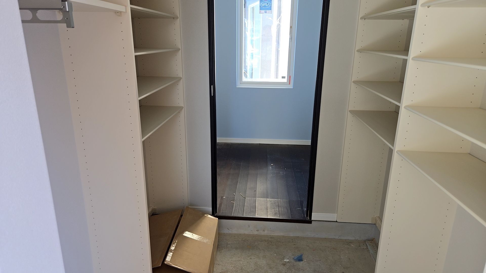 引き続き塗装業者による造作材・見切り材の塗装工事が進められております。キズや汚れが付かないよう丁寧に作業が進められております。