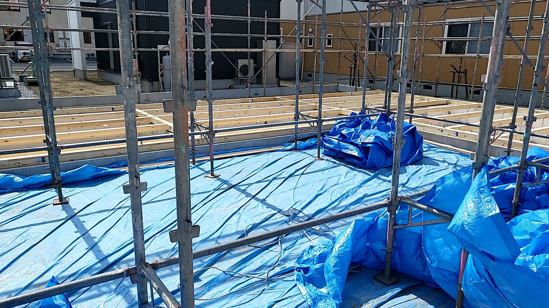 図面を確認しながら、丁寧に作業が進められております。