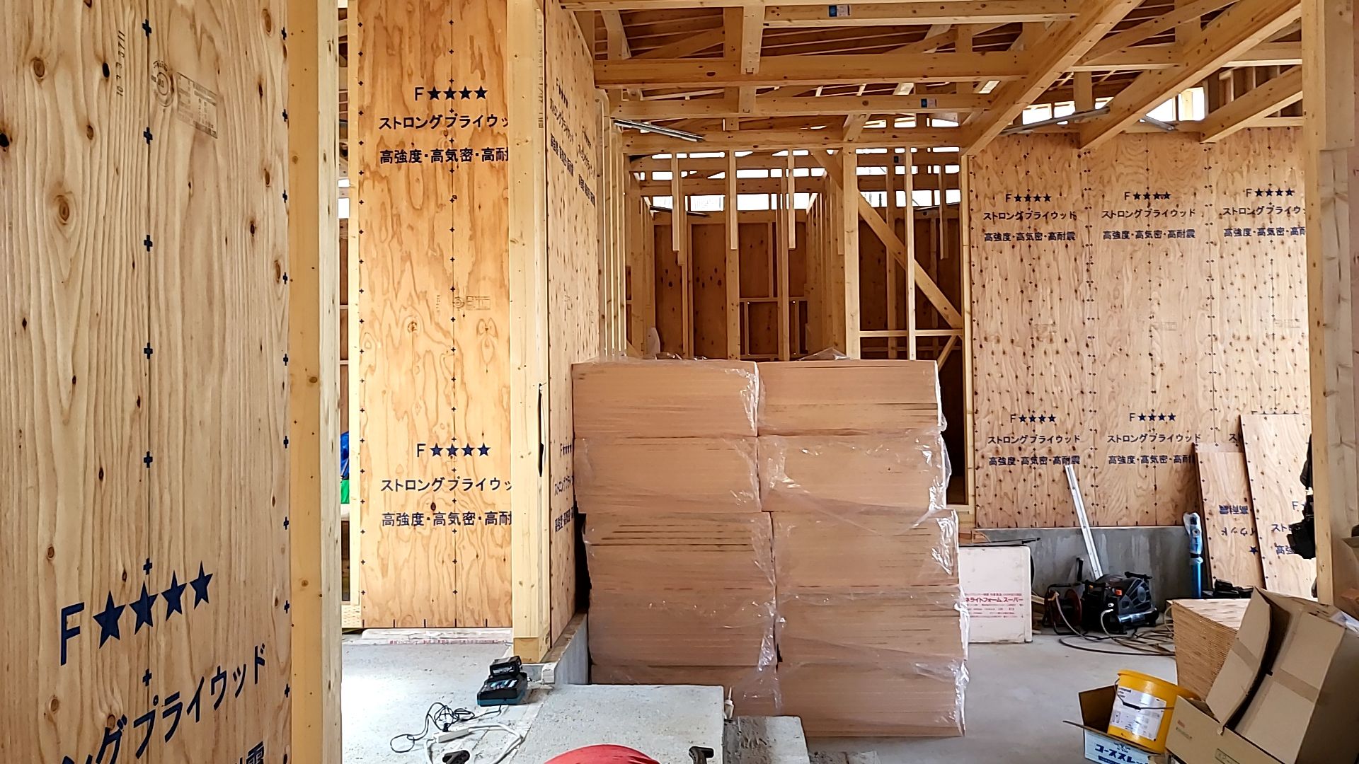 釘の間隔・仕様を確認しながら施工しております。