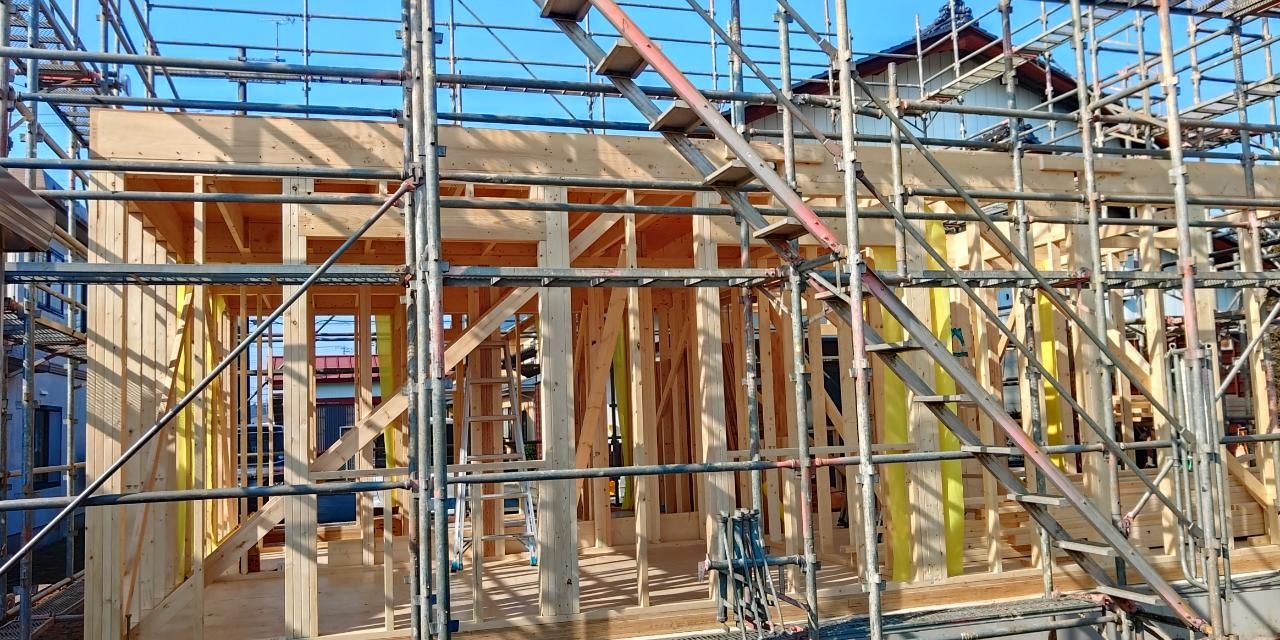 気密性を連続させるための先張りシートの施工も、丁寧に行っております。