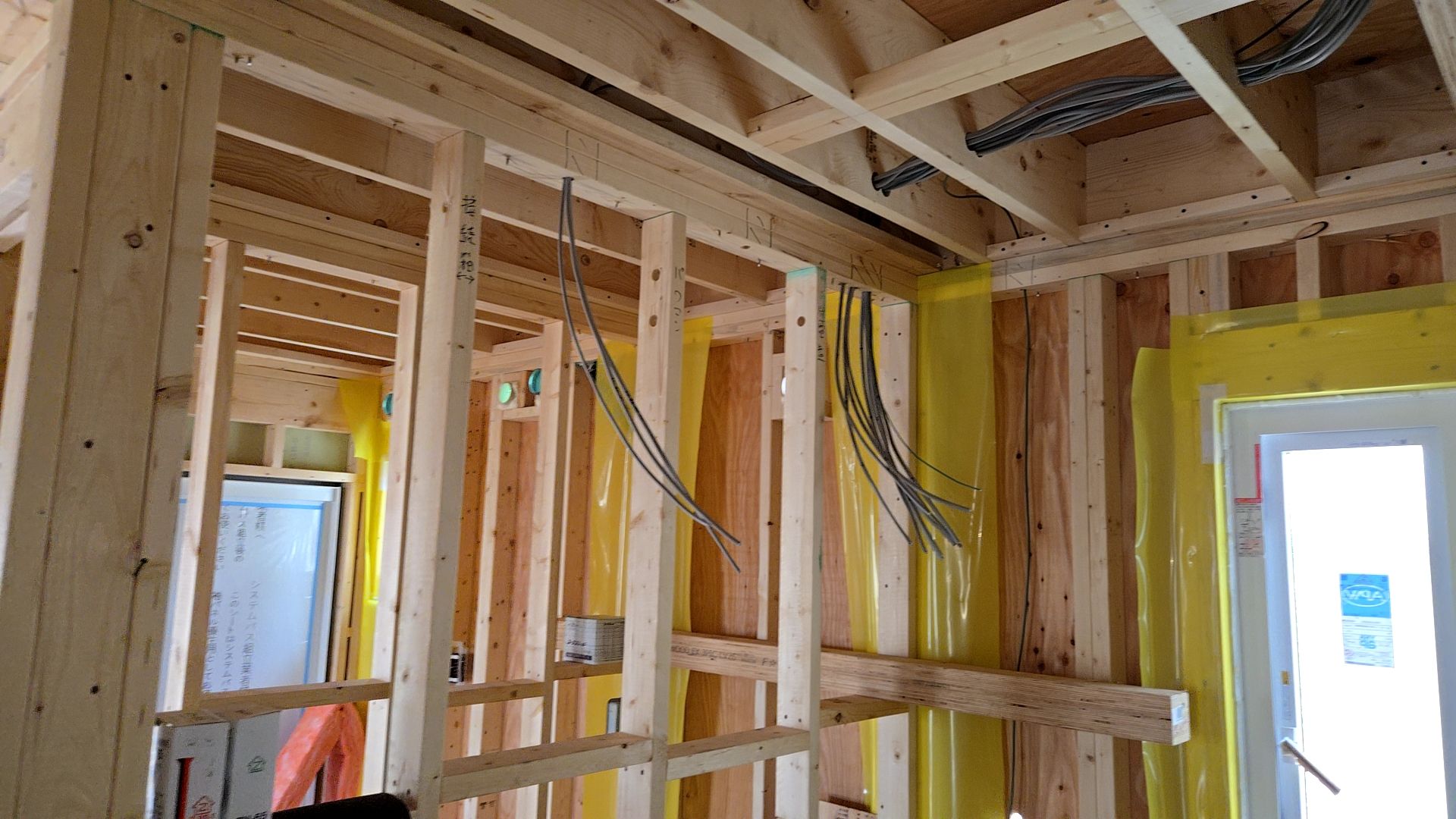 電気配線が行われている様子です。