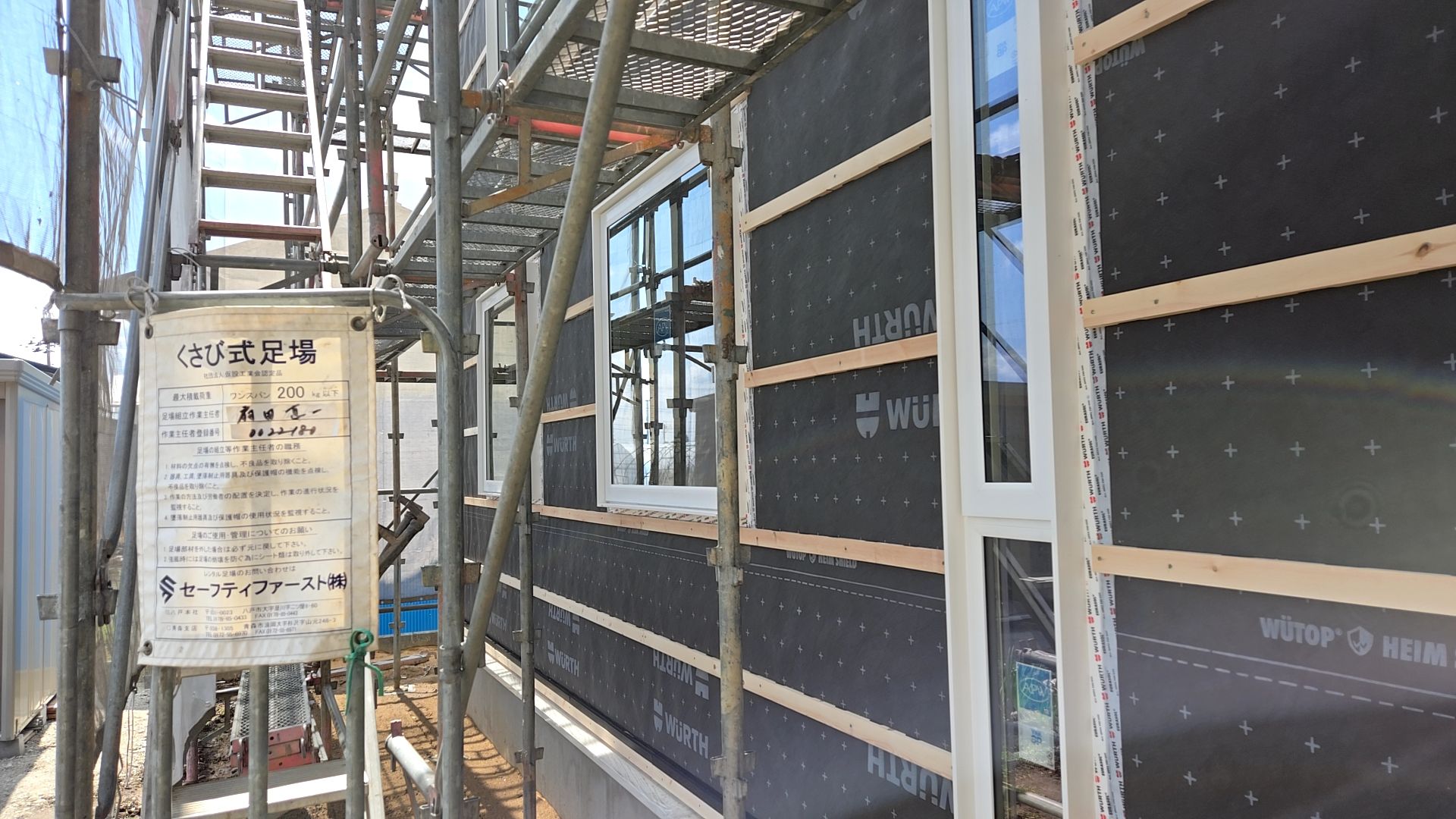 釘の打ち方に注意しながら作業を進めております。