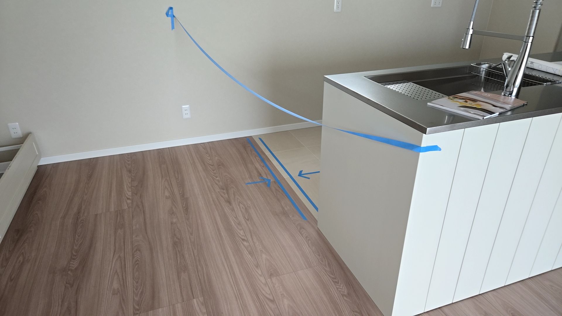 床の塗装補修が行われた様子です。