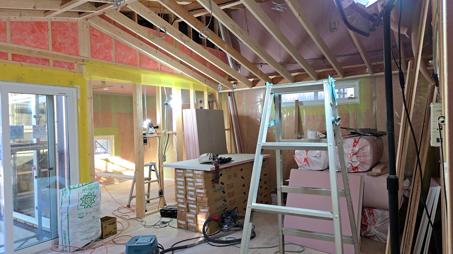 建築による天井のボード貼りの前の下地造作工事が行われております。