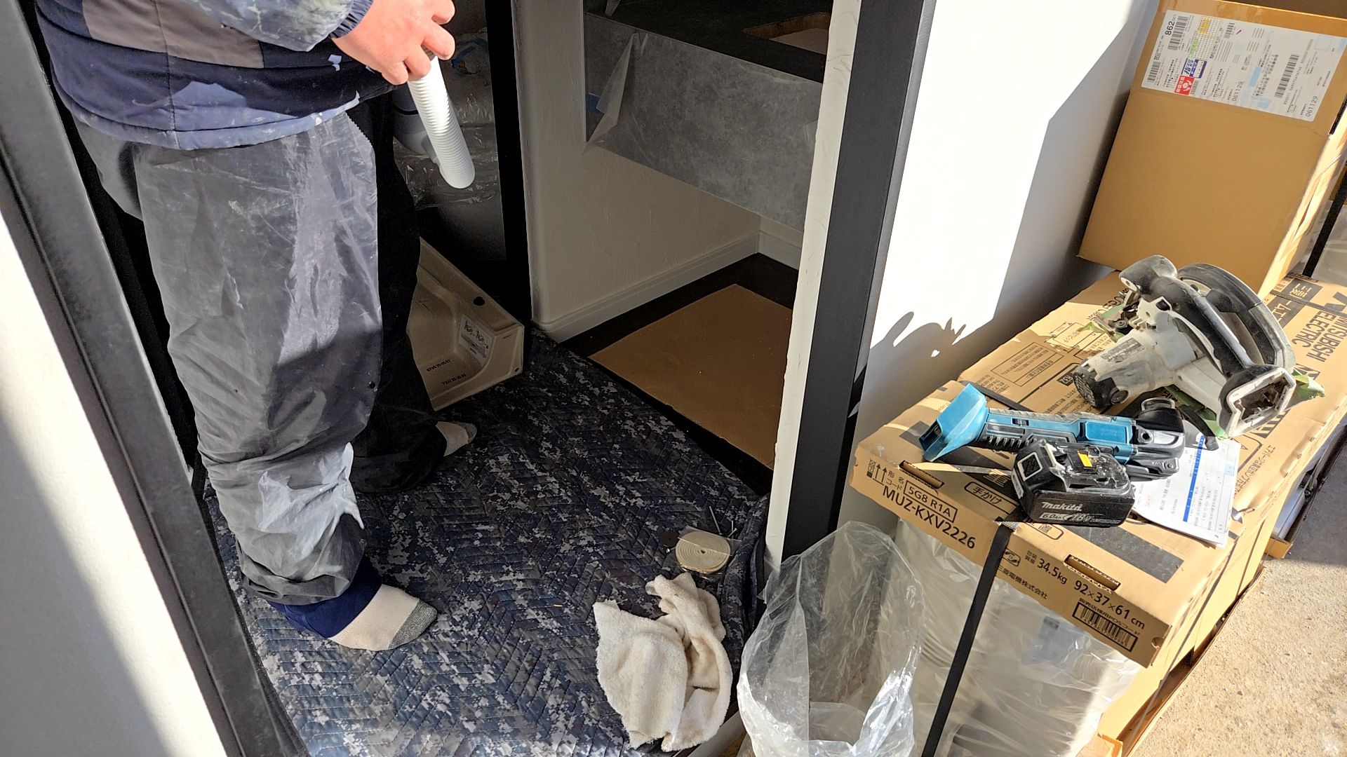 設備業者による配管接続工事が行われております。図面をきちんと確認しながら、配管していきます。