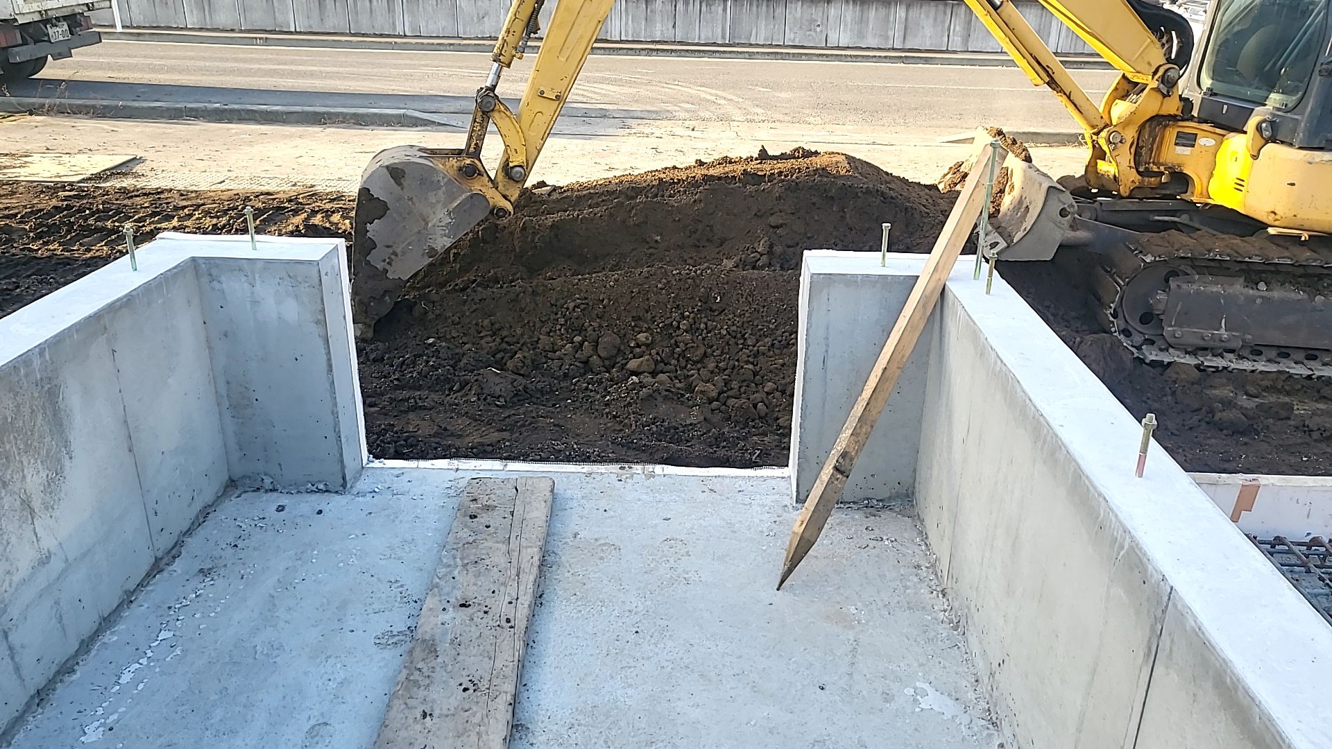 埋め戻し作業が行われている様子です。