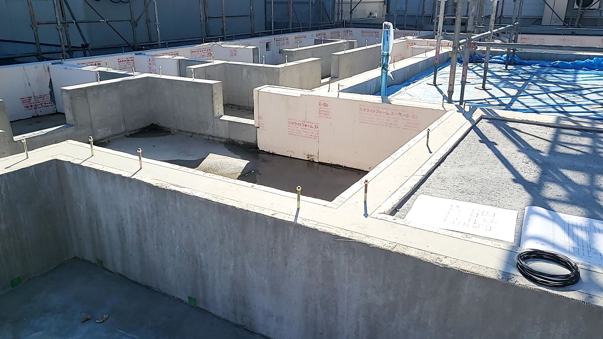 土台を敷く前に、基礎のレベルを確認します。