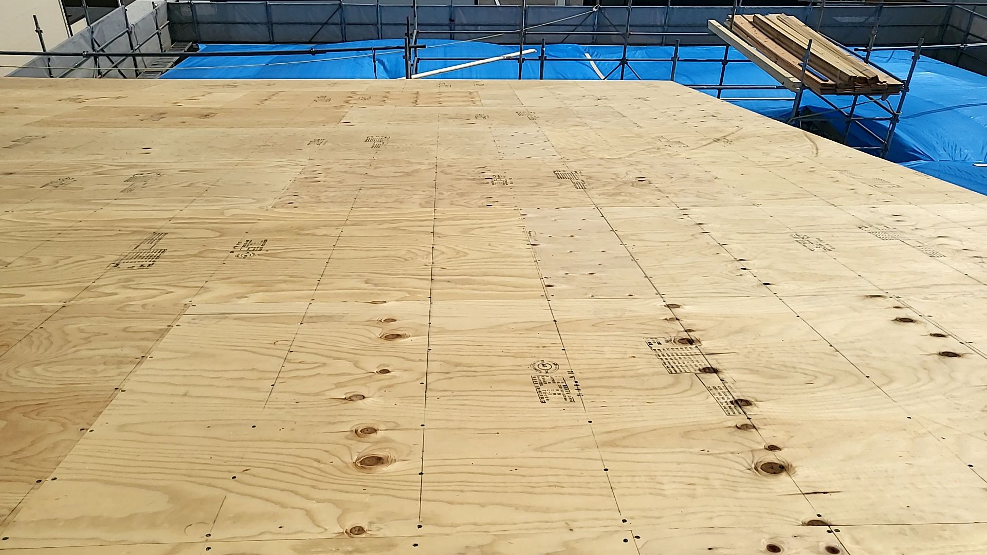 2階屋根の合板が張られた様子です。