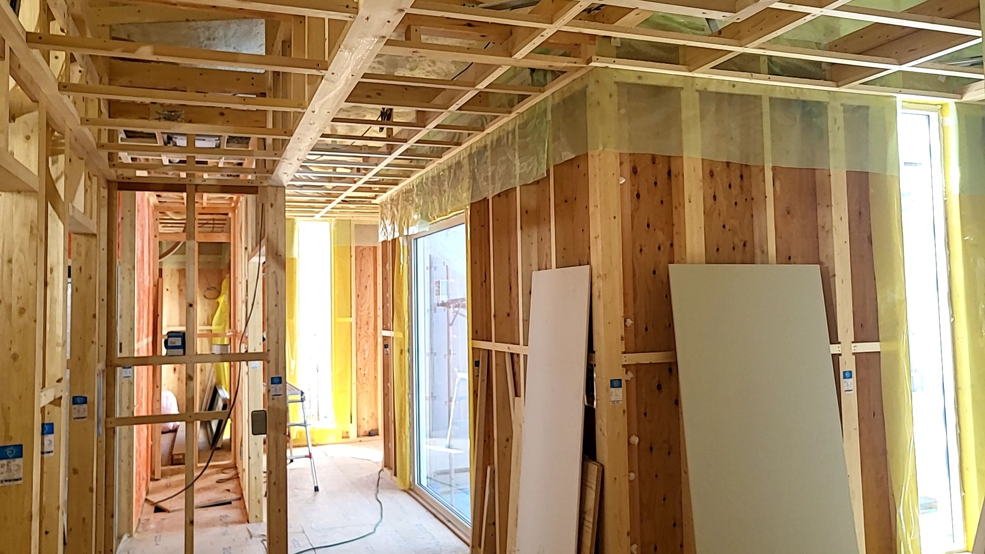 内部造作下地工事の様子です。図面を確認しながら間違いのないよう施工しております。