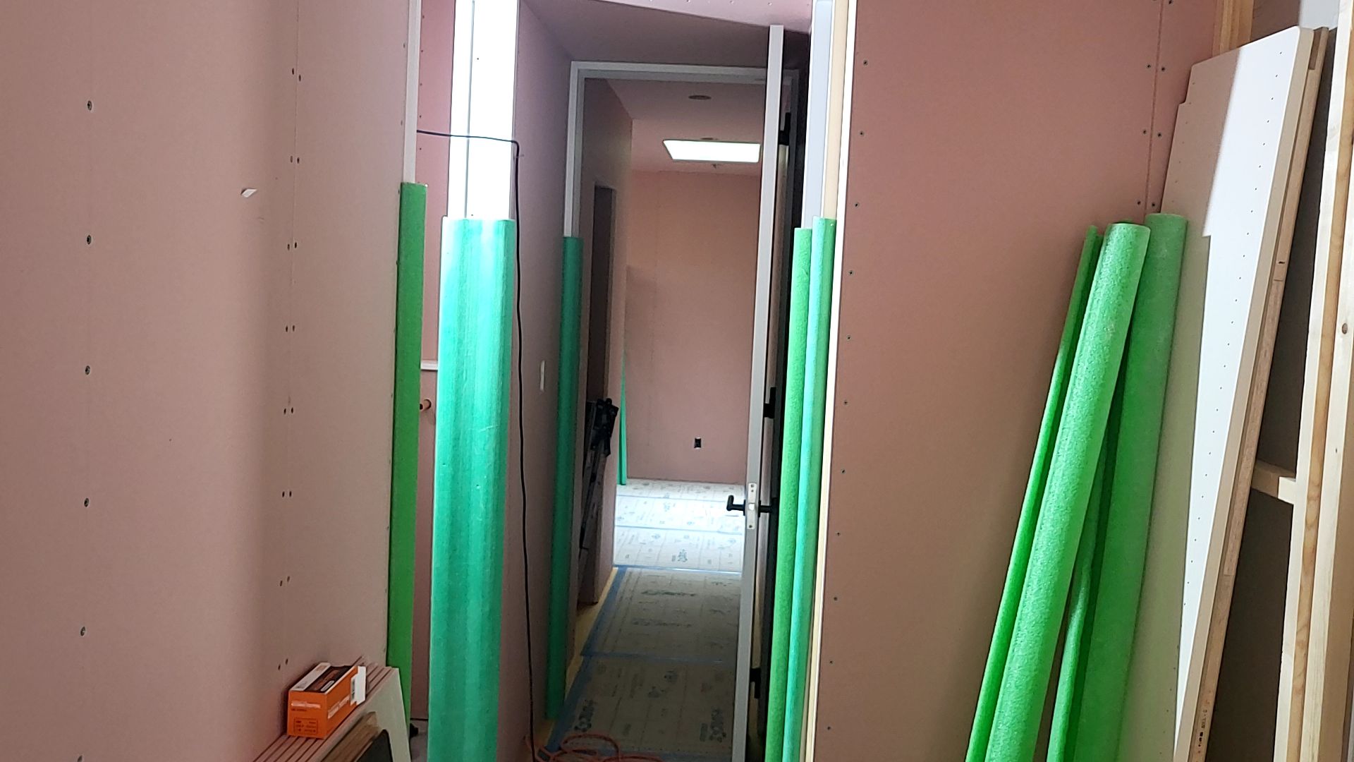 枠の取り付けが行われております。