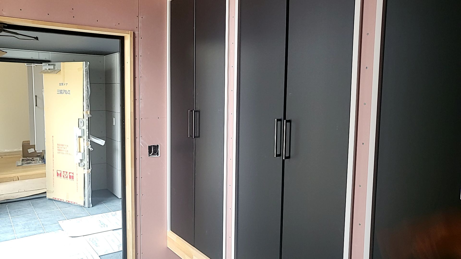 建具の取り付けを行っている様子です。