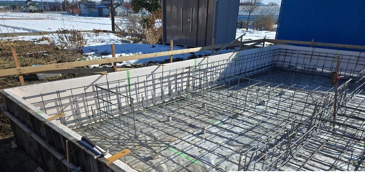 図面仕様等を確認しながら、鉄筋を組んでいきます。