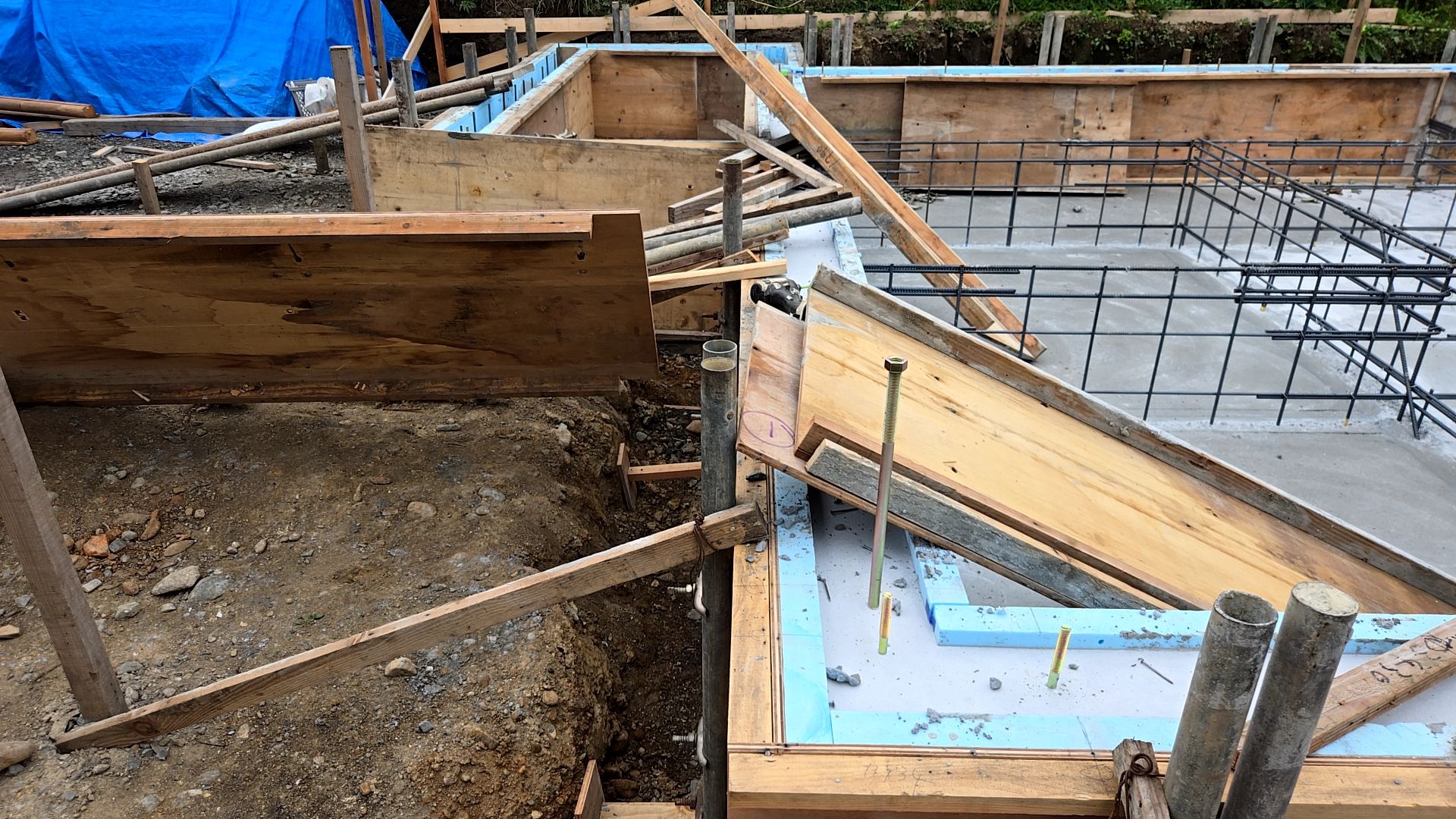 バラした枠を片付けながら作業を進めています。