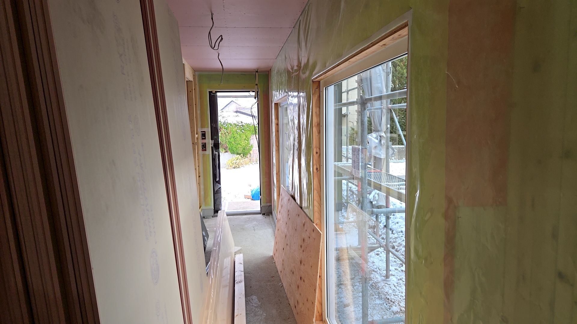 壁・天井のボード貼りが行われた様子です。