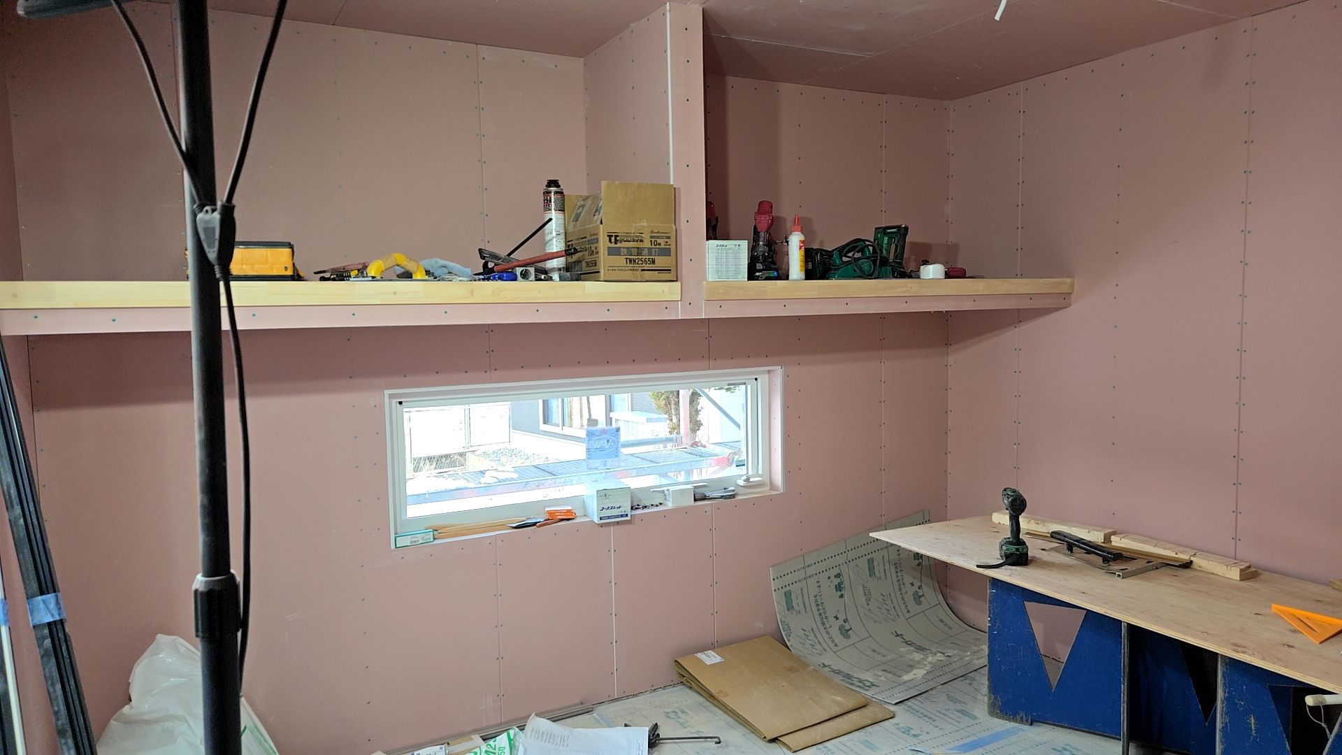 内部造作工事の様子です。図面を確認し、位置に間違いがないよう施工を進めています。