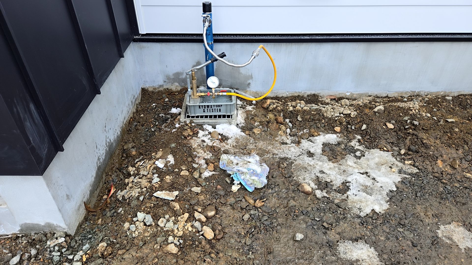 設備業者による水道の水圧検査と、水道の配管に漏水がないか確認をしている様子です。また、給湯器の接続配管工事も行われております。