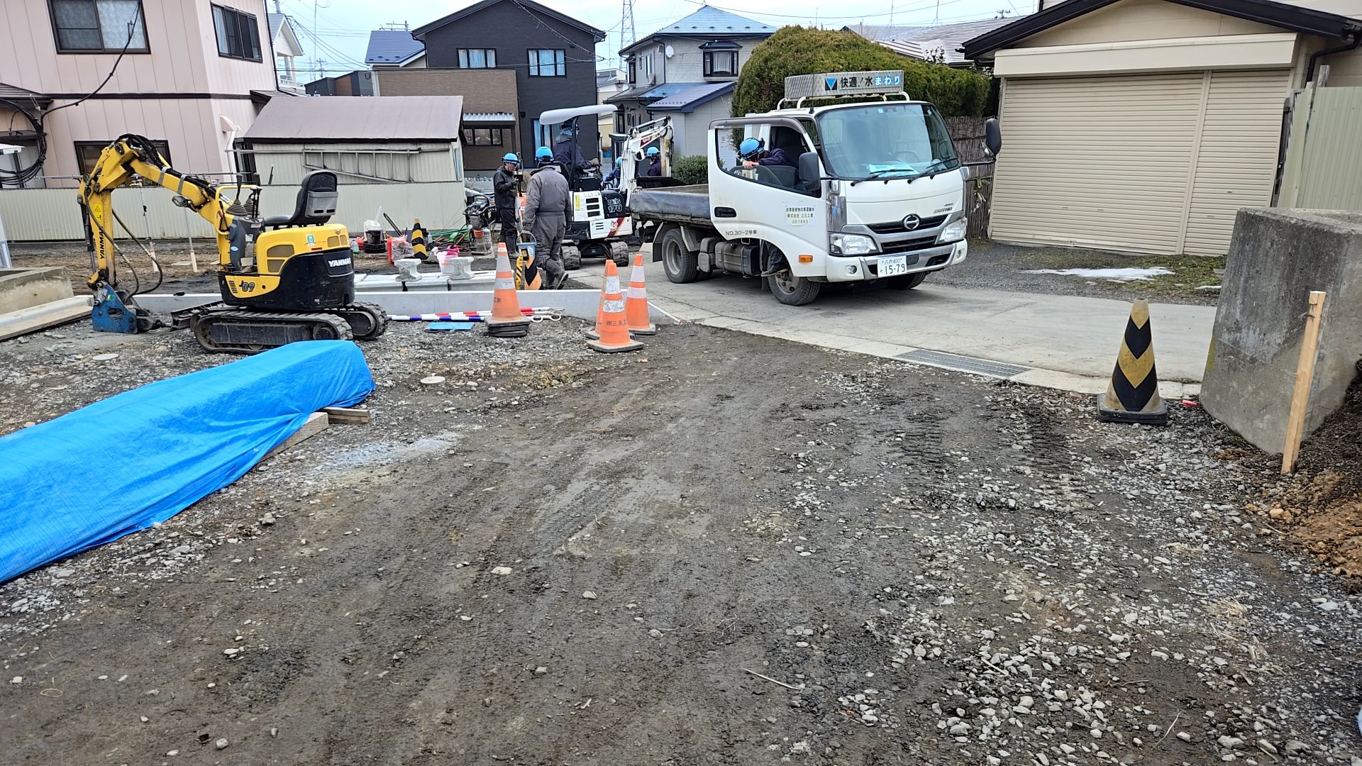 設備業者による道路の舗装直しの様子です。