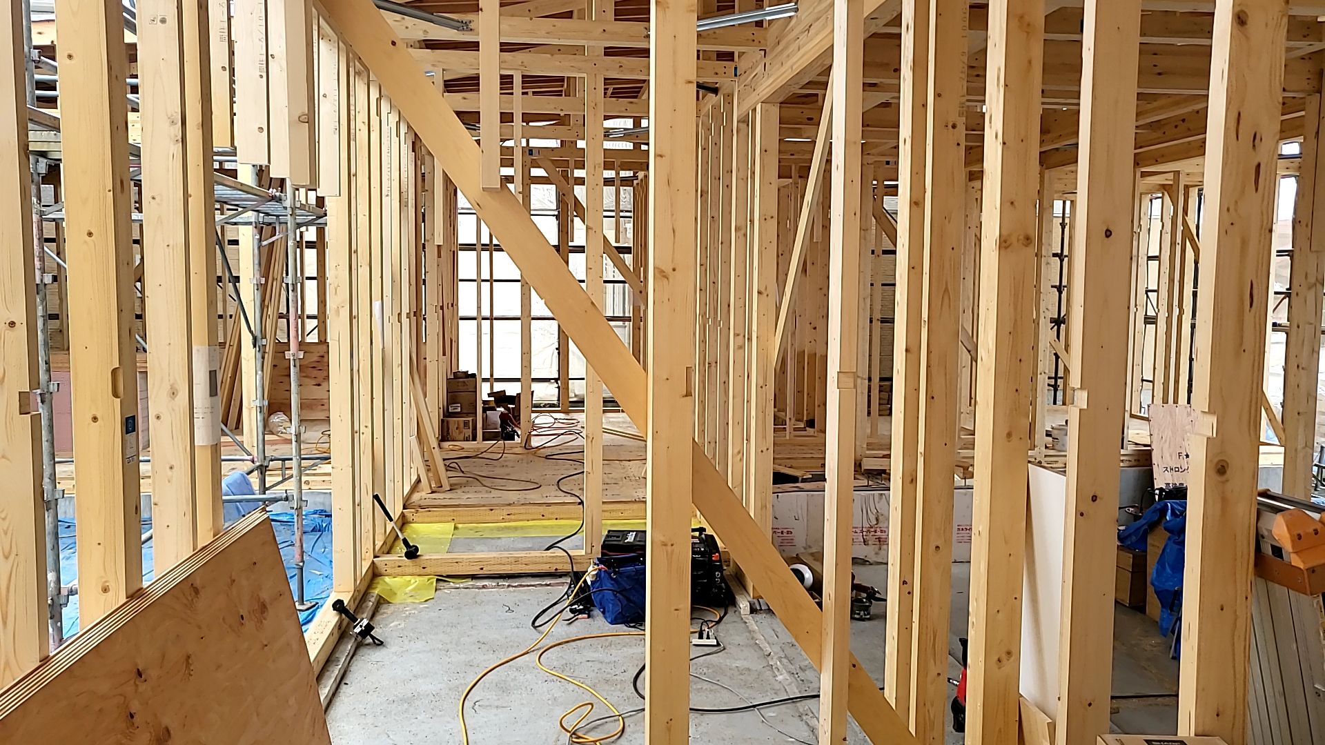 筋交い・間柱の取り付け、窓枠の造作取り付け工事が行われております。