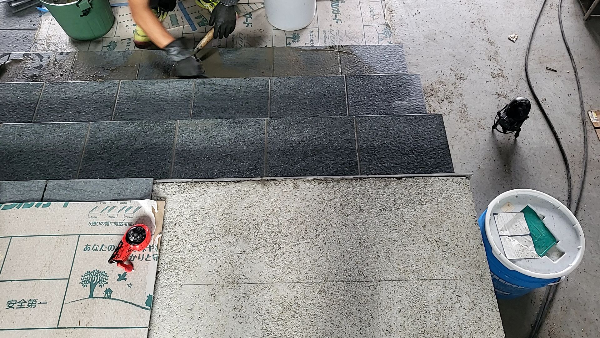 タイル貼りが行われております。凹凸の出ないよう丁寧に作業が進められています。