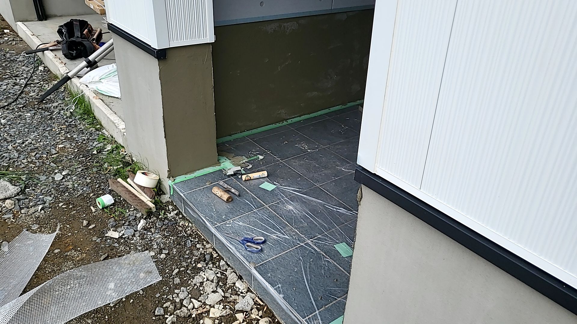 左官業者による車庫周りの基礎の仕上げが行われております。