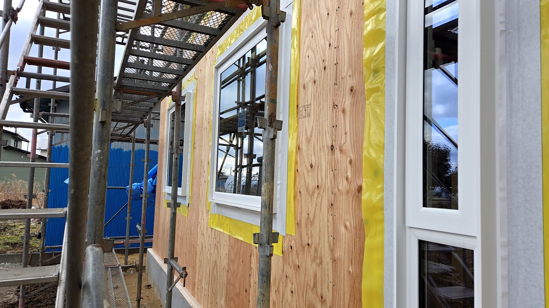 サッシが取り付けられた様子です。