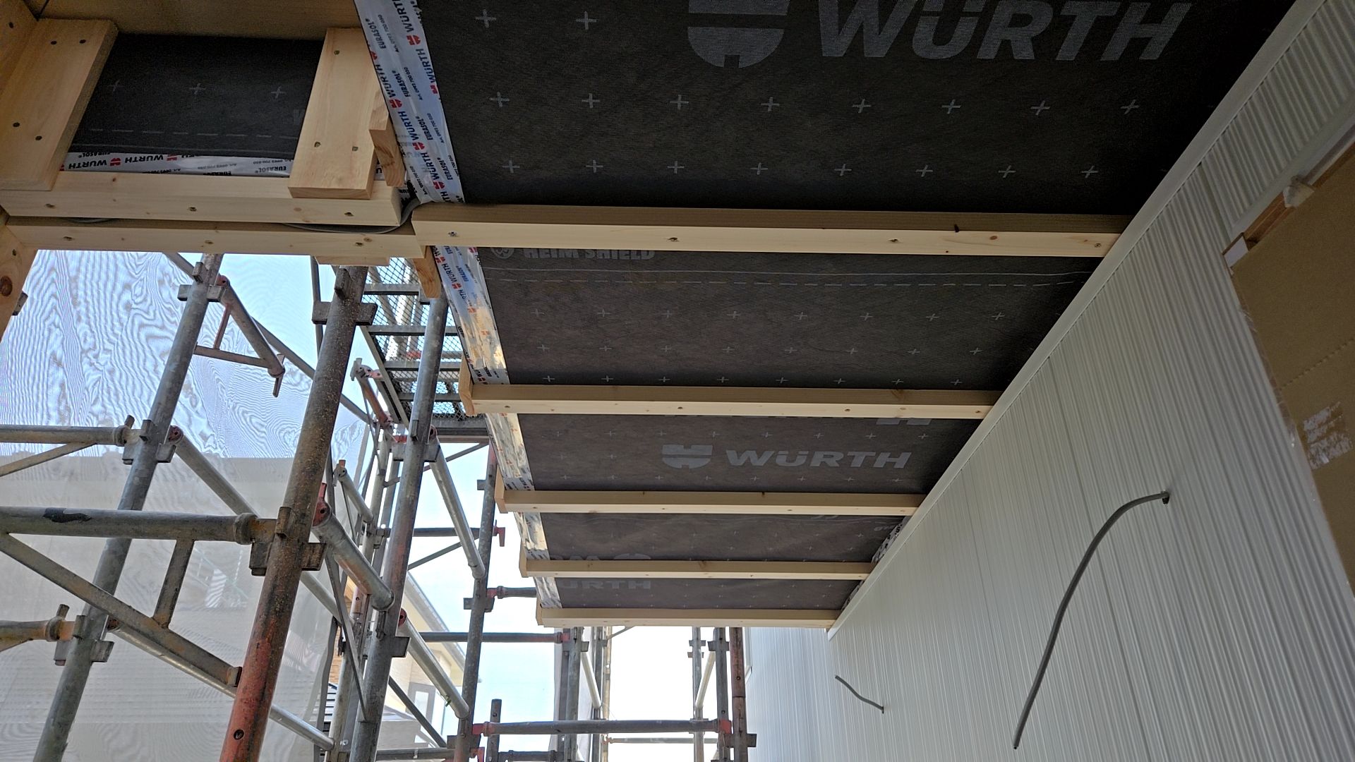 キズを付けないよう丁寧に作業を進めています。