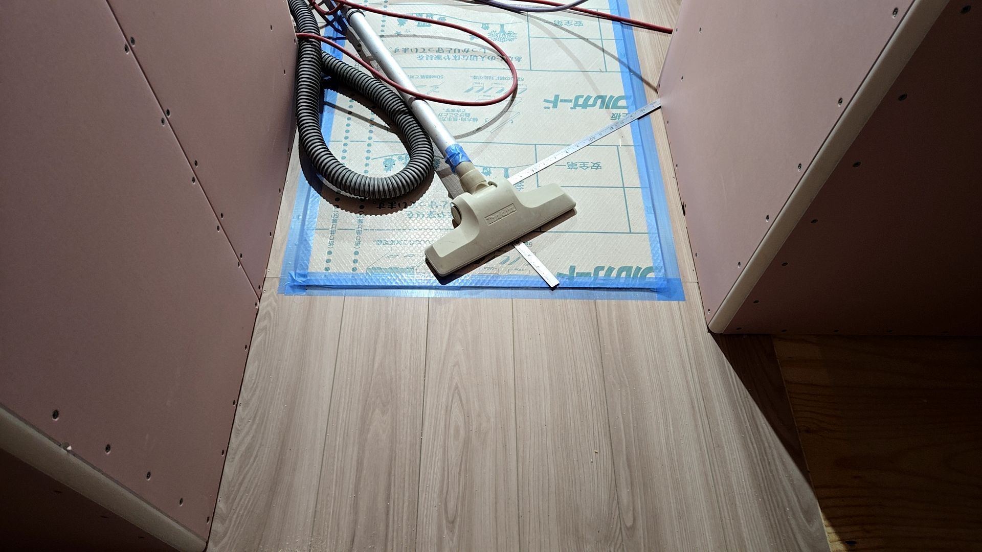 床貼りが進められている様子です。貼る方向など図面を確認しながら間違いのないよう施工しております。