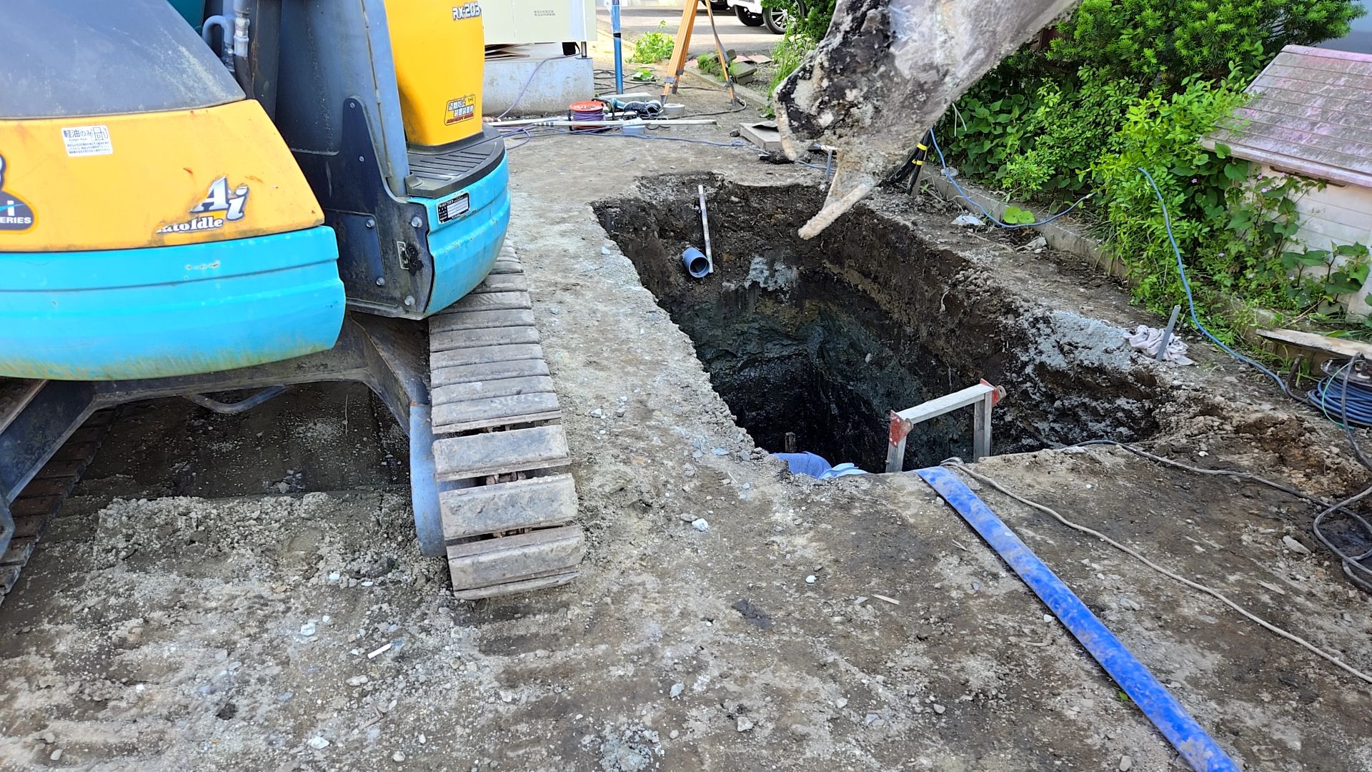 埋め込む深さ等に注意して作業を進めております。