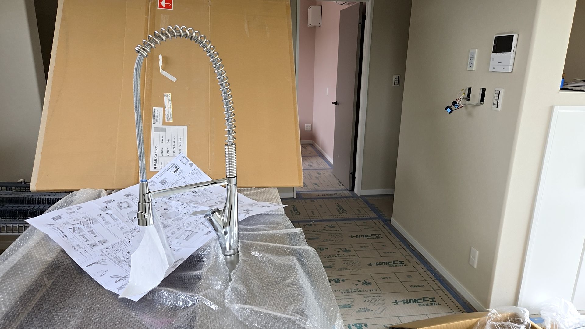 キッチンの水洗器具が取り付けられました。