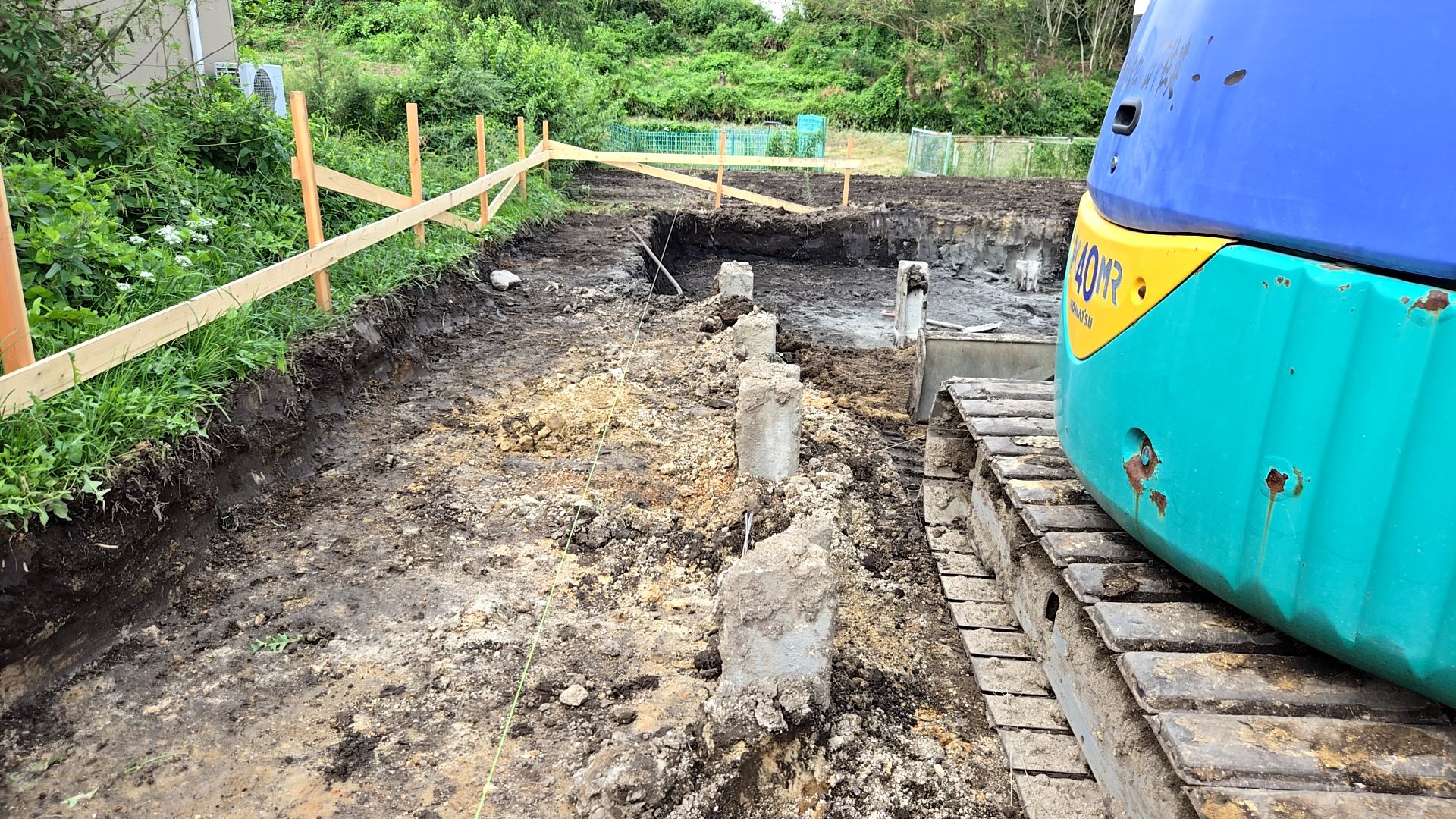 杭の高さを再確認し、基礎の通りも確認しています。