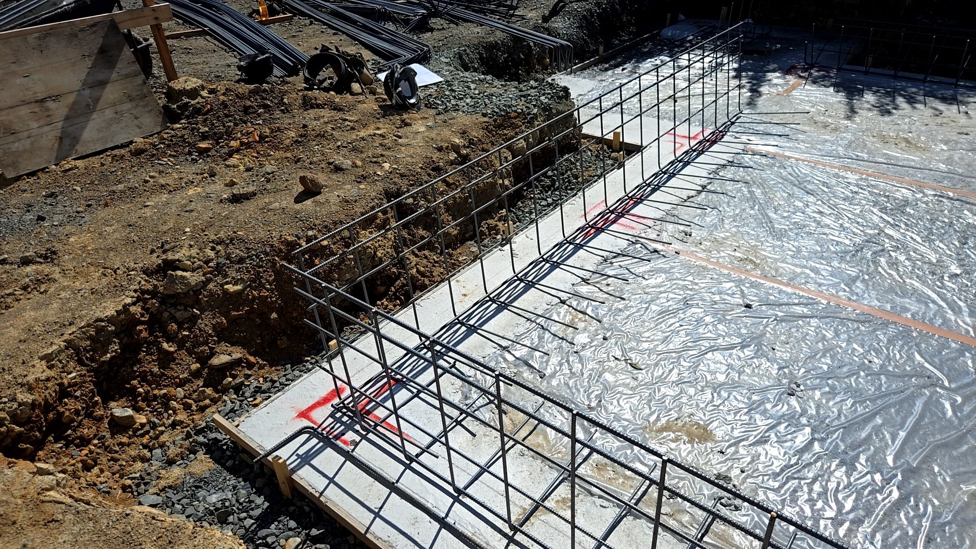 鉄筋が組まれている様子です。