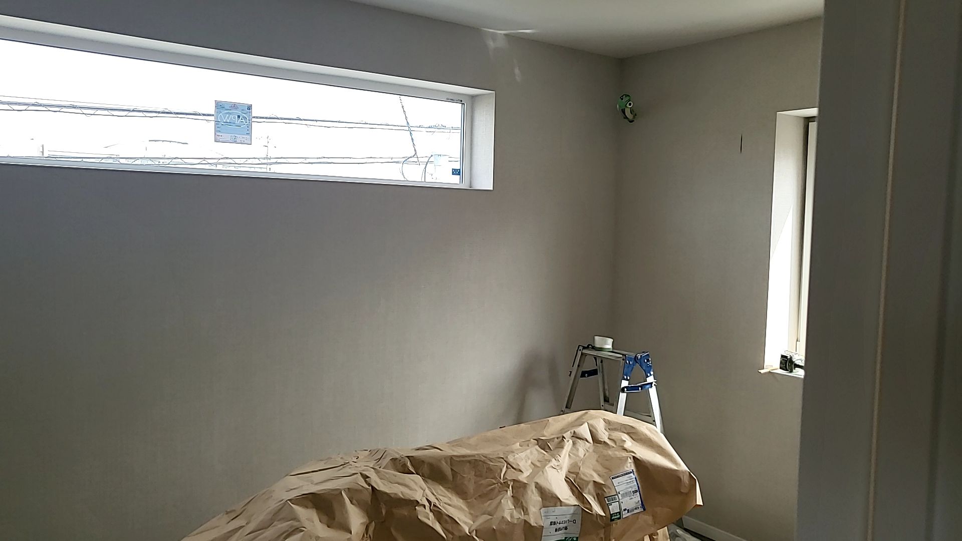 シワやよれのないようきれいに貼られております。